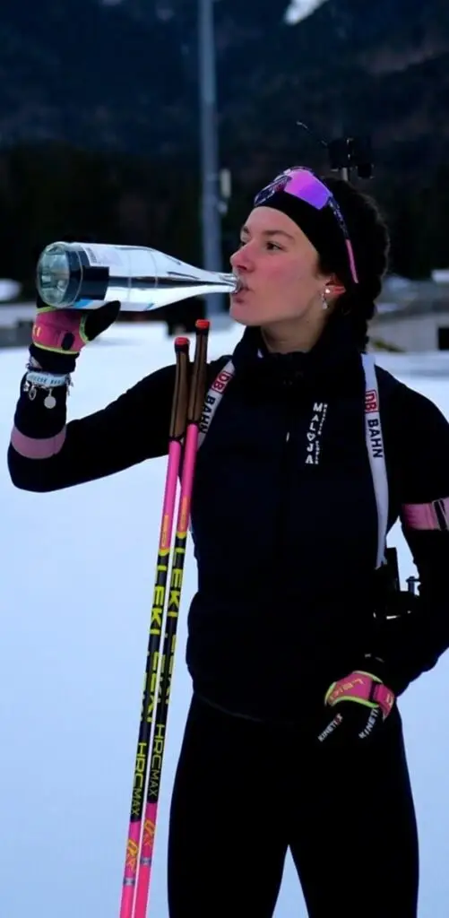 Biathletin Marisa Emonts trinkt St. Georgsquelle still