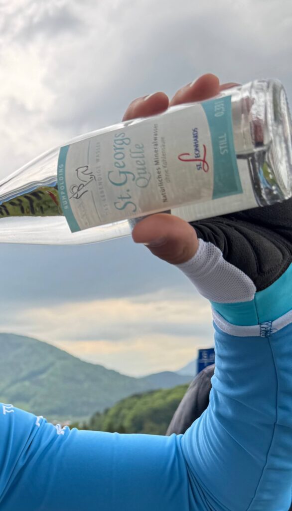 Nahaufnahme Radfahrer trinkt aus 0,33-Liter-Flaschen St. Georgsquelle still