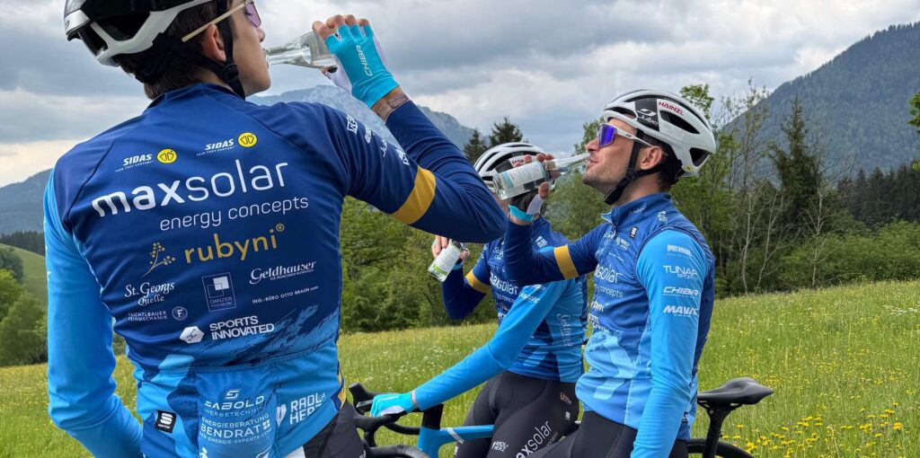 Professionelles Radteam trinkt aus 0,33-Liter-Flaschen St. Georgsquelle still