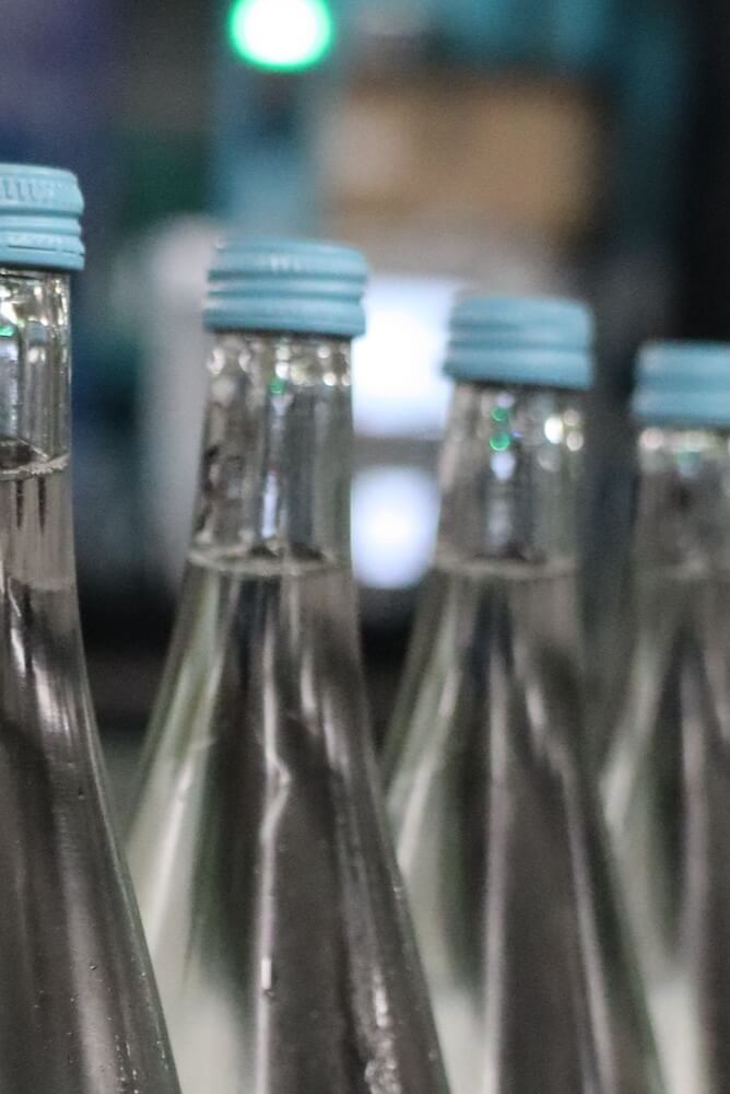 St. Georgsquelle 1-Liter-Flaschen unscharf in Reihe